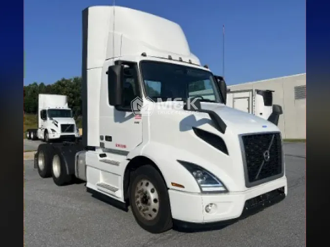 2019 VOLVO VNR64T300