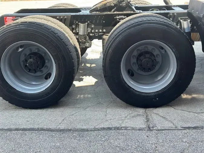 2020 VOLVO VNR64T300