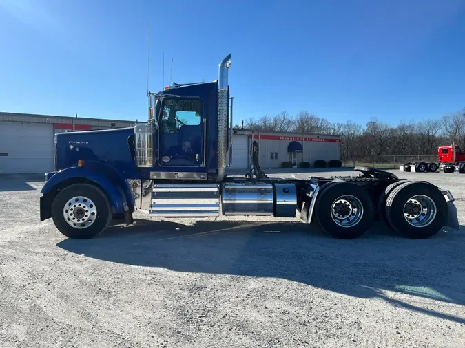 2025 Kenworth W900