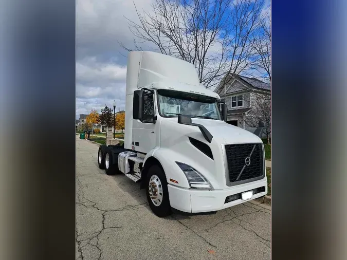 2020 VOLVO VNR64T300