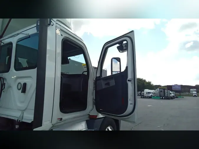 2021 Freightliner Cascadia 126
