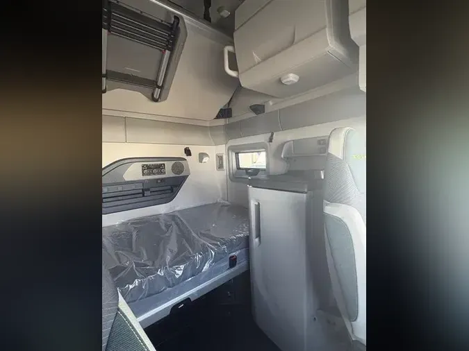 2027 VOLVO TRUCK VNL64TV04