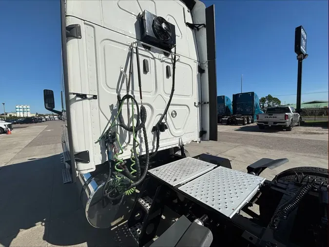 2020 FREIGHTLINER CASCADIA 126