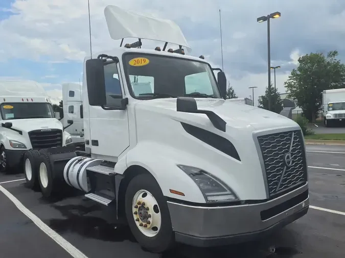 2019 VOLVO VNL64T-300