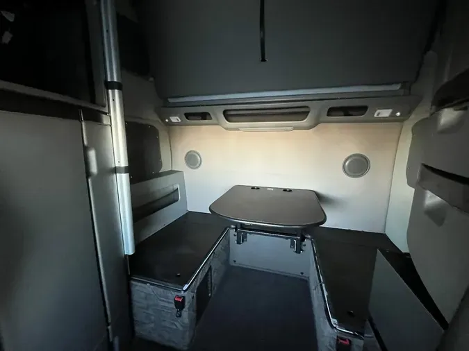 2024 VOLVO VNL64T860