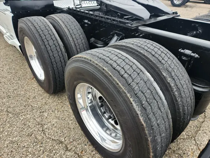 2023 VOLVO VNL64T860