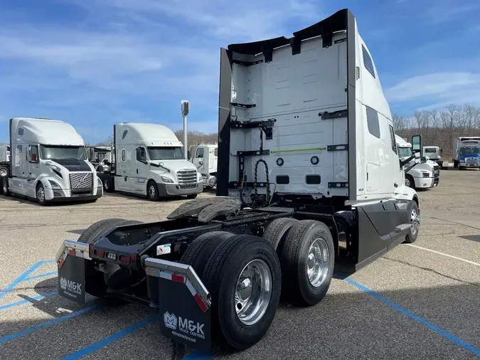 2025 VOLVO VNL64T860