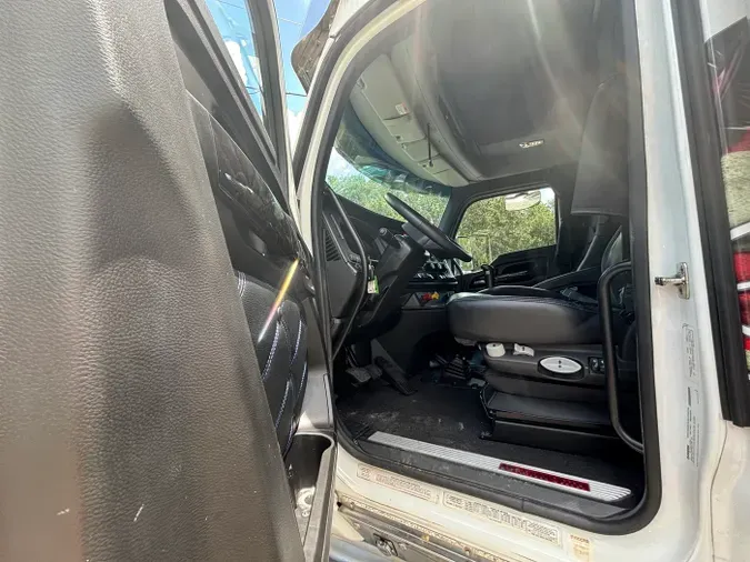 2023 Kenworth W990