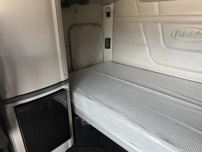2022 Peterbilt 579b9f0f1f02a3de9ffae5d799d08d79fbc