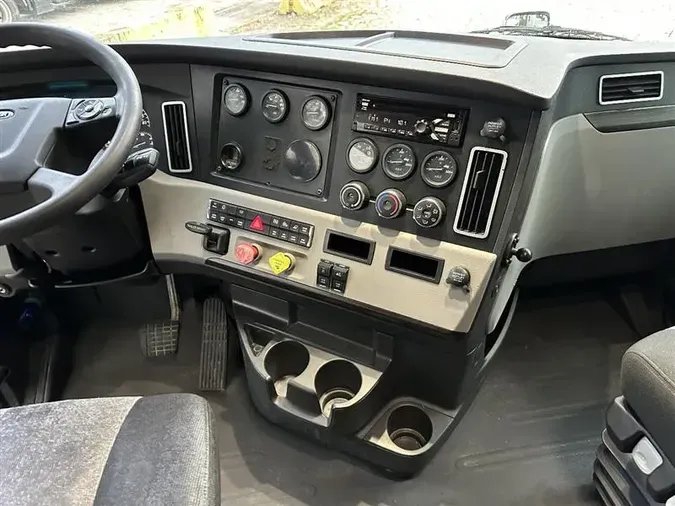 2019 FREIGHTLINER CA126