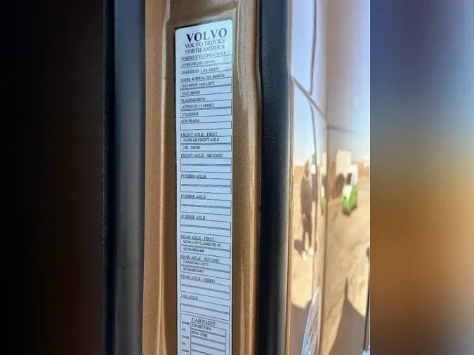 2023 VOLVO VNL64T300