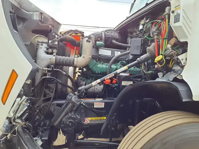 2020 VOLVO VNR64T-640