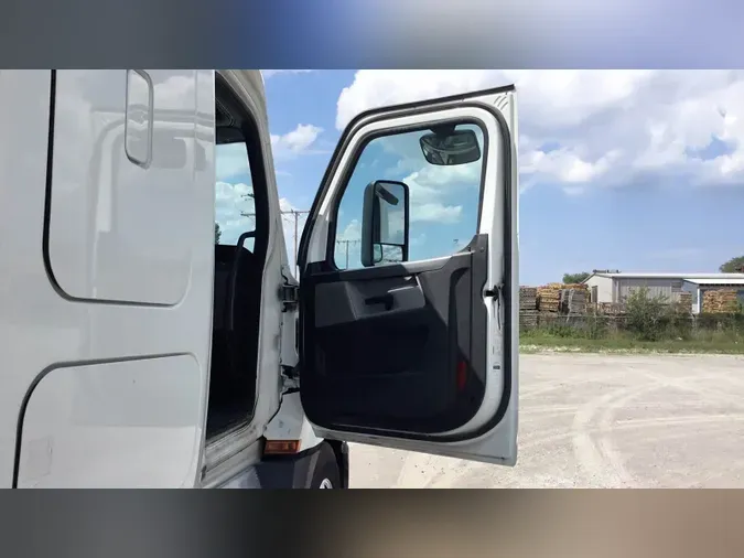 2020 Freightliner Cascadia 126
