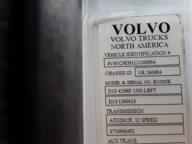 2020 VOLVO VNL64T-300