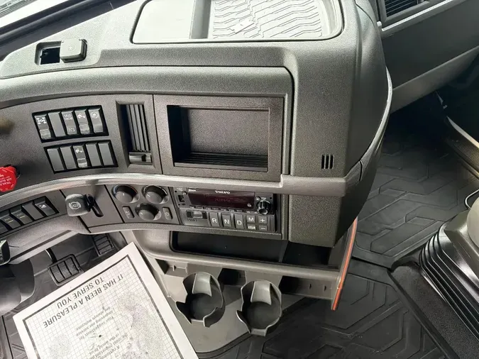 2023 VOLVO VNL760