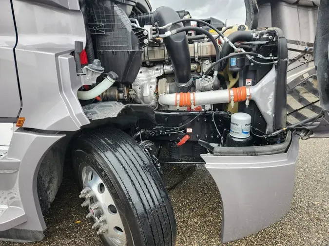 2021 FREIGHTLINER Cascadia 126