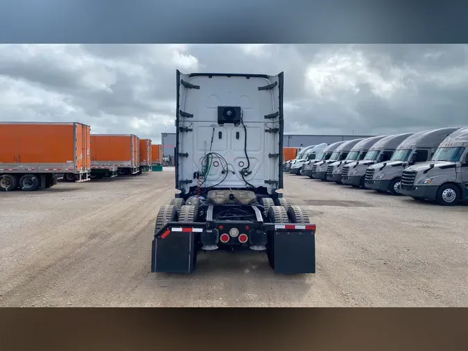 2020 Freightliner Cascadia 126