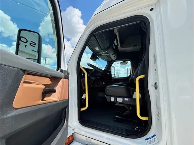 2021 Freightliner Cascadia 126