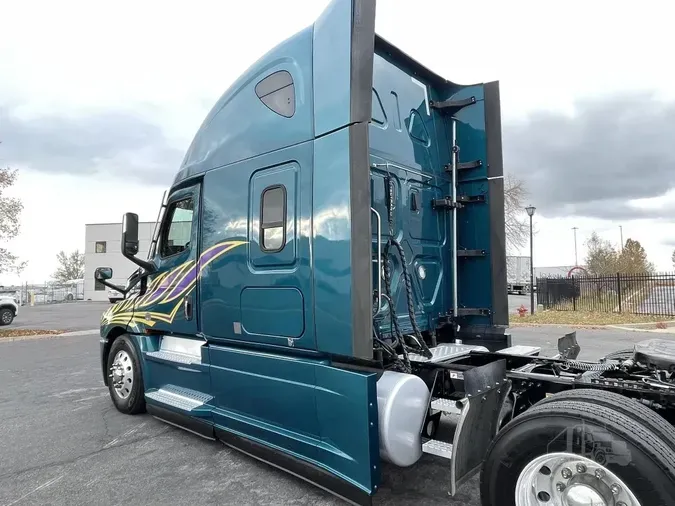 2022 FREIGHTLINER Cascadia 126