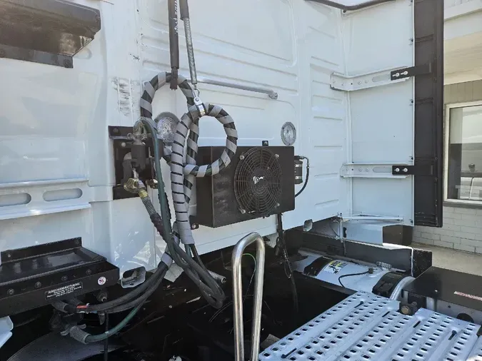 2023 VOLVO VNL64T740