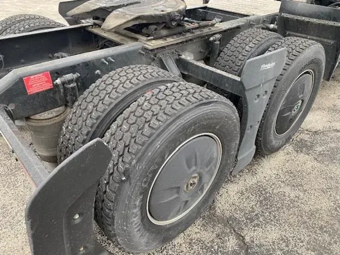 2023 Volvo VNR64T400