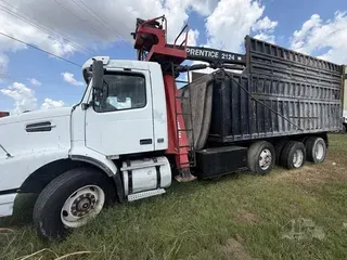 2004 VOLVO VHD84F200