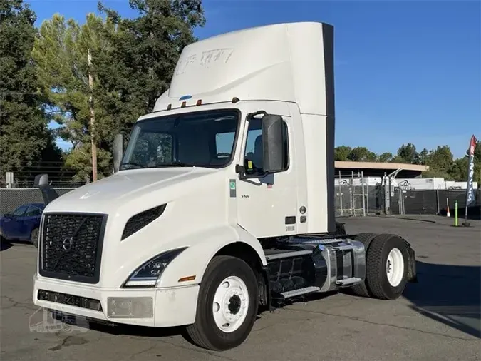 2022 VOLVO VNR42T300