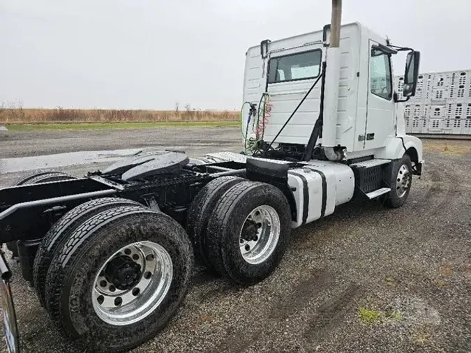 2015 VOLVO VNL64T300