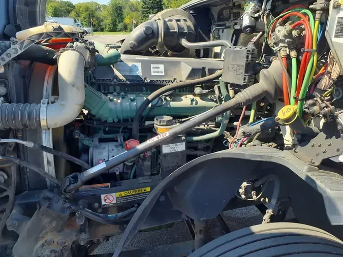 2019 VOLVO VNL64T-300