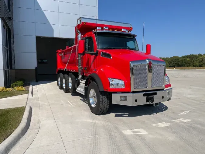 2025 Kenworth T880