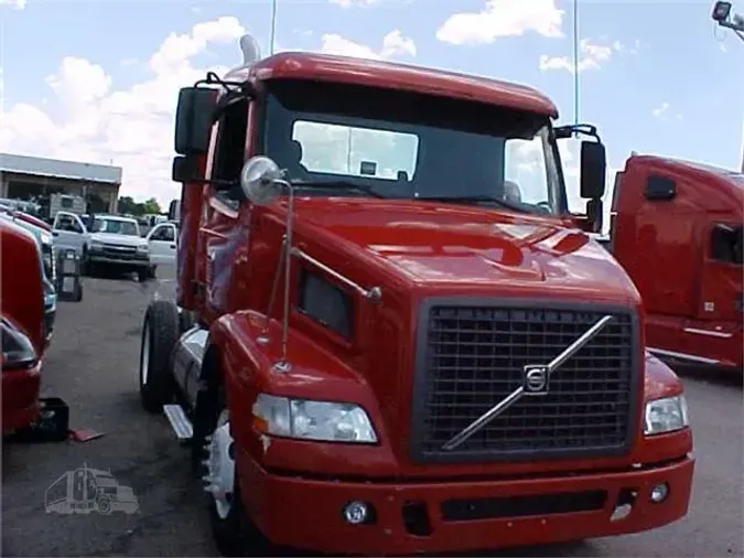 2005 VOLVO VNM42T200