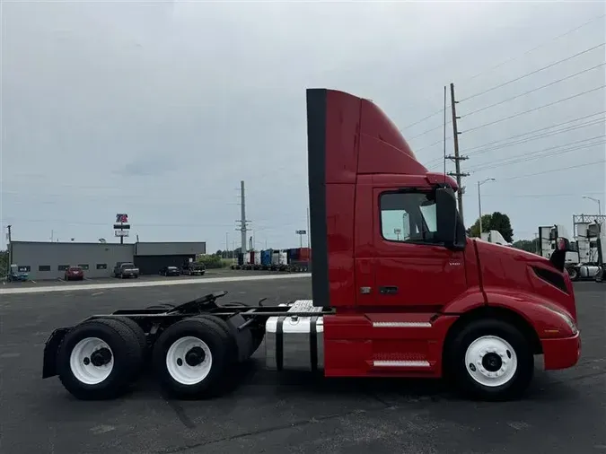 2020 VOLVO VNR300