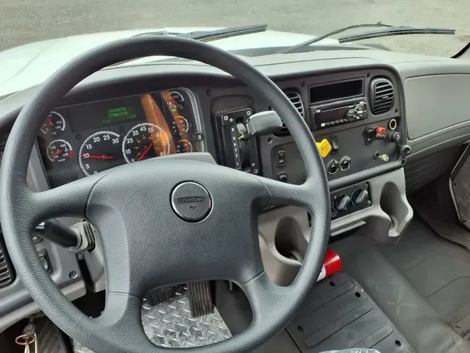 2018 FREIGHTLINER M2 106