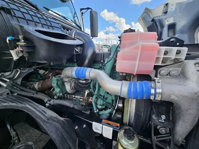 2022 VOLVO VNL64T740
