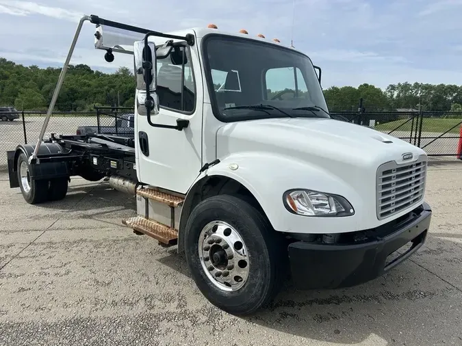 2017 Freightliner M2 106