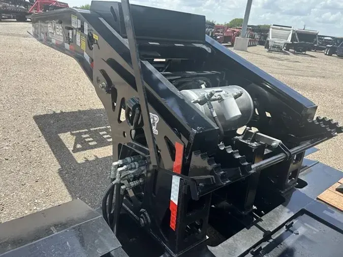 2026 GLOBE 55 TON WITH HYDRAULIC FLIP AXLE