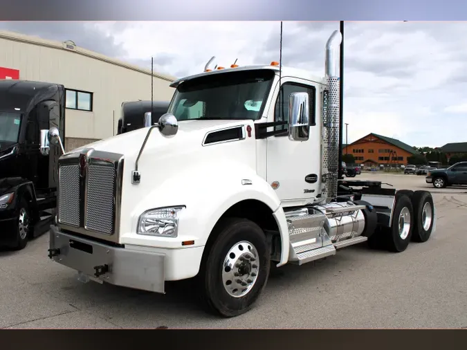 2025 Kenworth T880