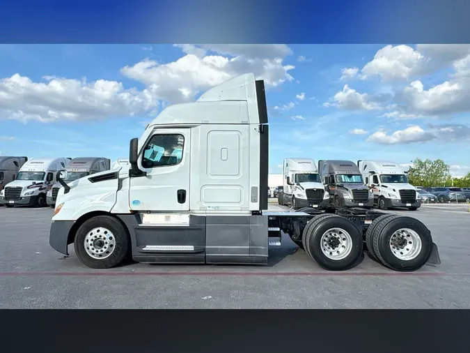 2021 Freightliner Cascadia 126