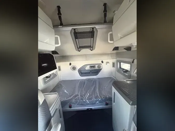 2027 VOLVO TRUCK VNL64TV04