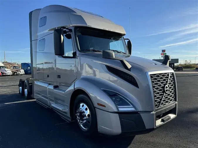 2021 VOLVO VNL64T760