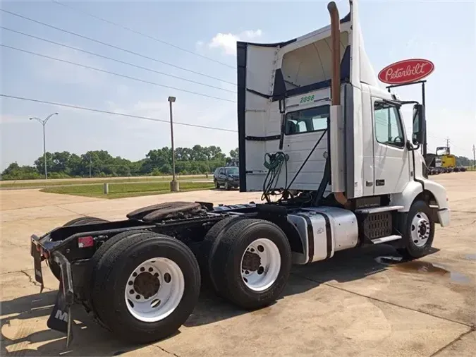 2015 VOLVO VNM64T200