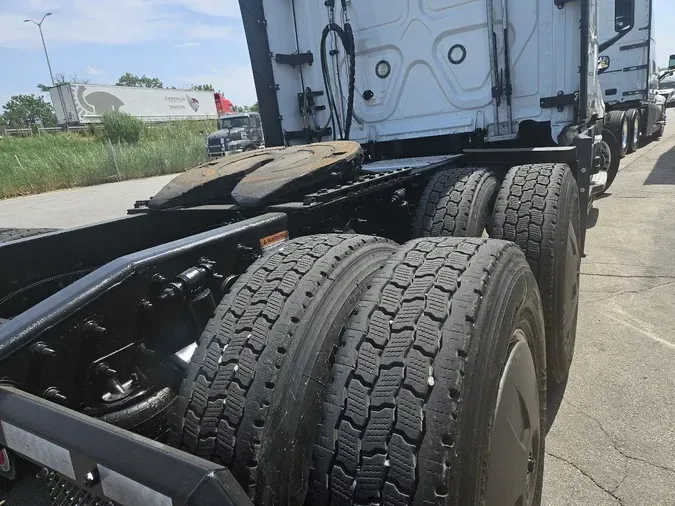 2021 FREIGHTLINER Cascadia 126