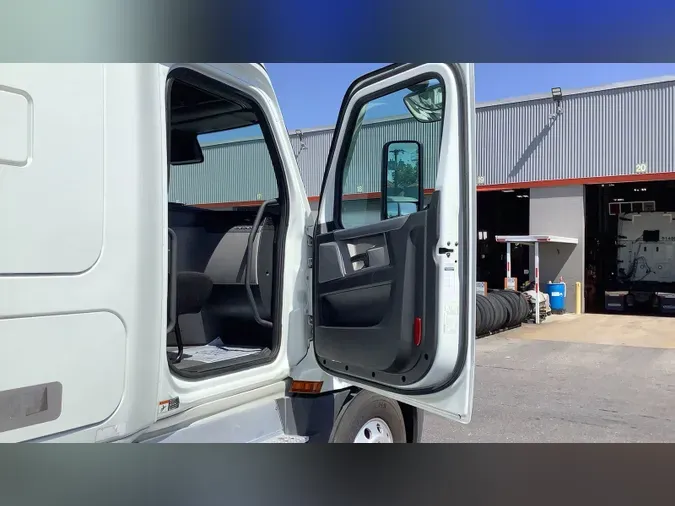 2021 Freightliner Cascadia 126
