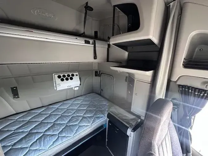 2022 Peterbilt 579bb2b43fe59461ea2400859ceee81defb