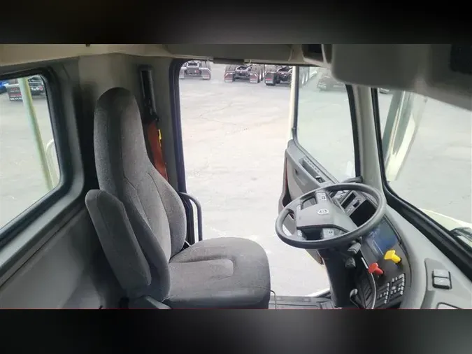 2020 VOLVO VNL300