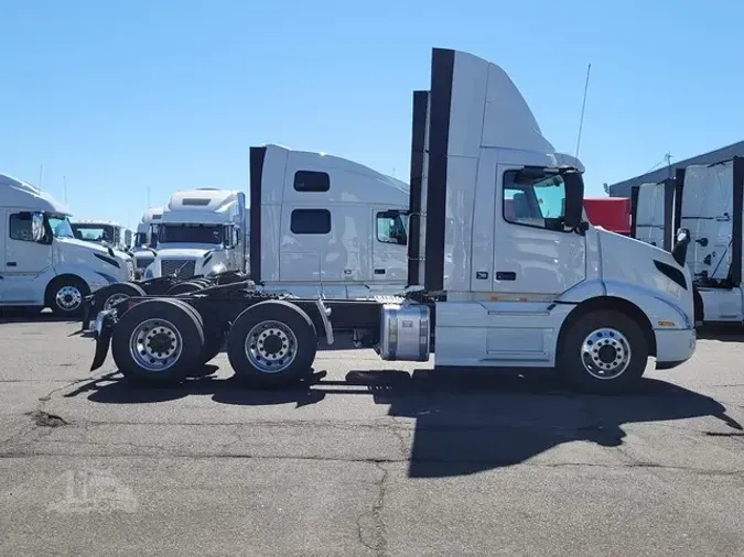 2025 VOLVO VNR64T300