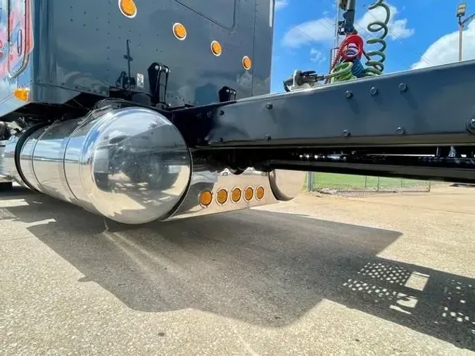 2022 Peterbilt 389