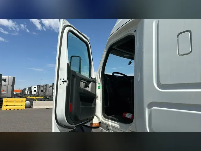 2020 Freightliner Cascadia 126