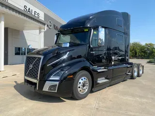 2025 VOLVO VNL64T860