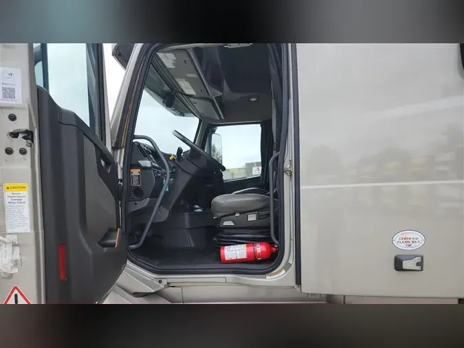 2022 VOLVO VNL760